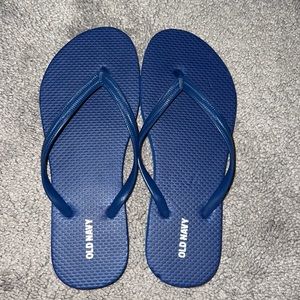 blue old navy flip flops